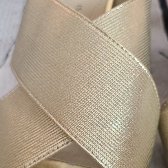 Isaac Mizrahi gold wedge sandals, 7.5W - Picture 6 of 15